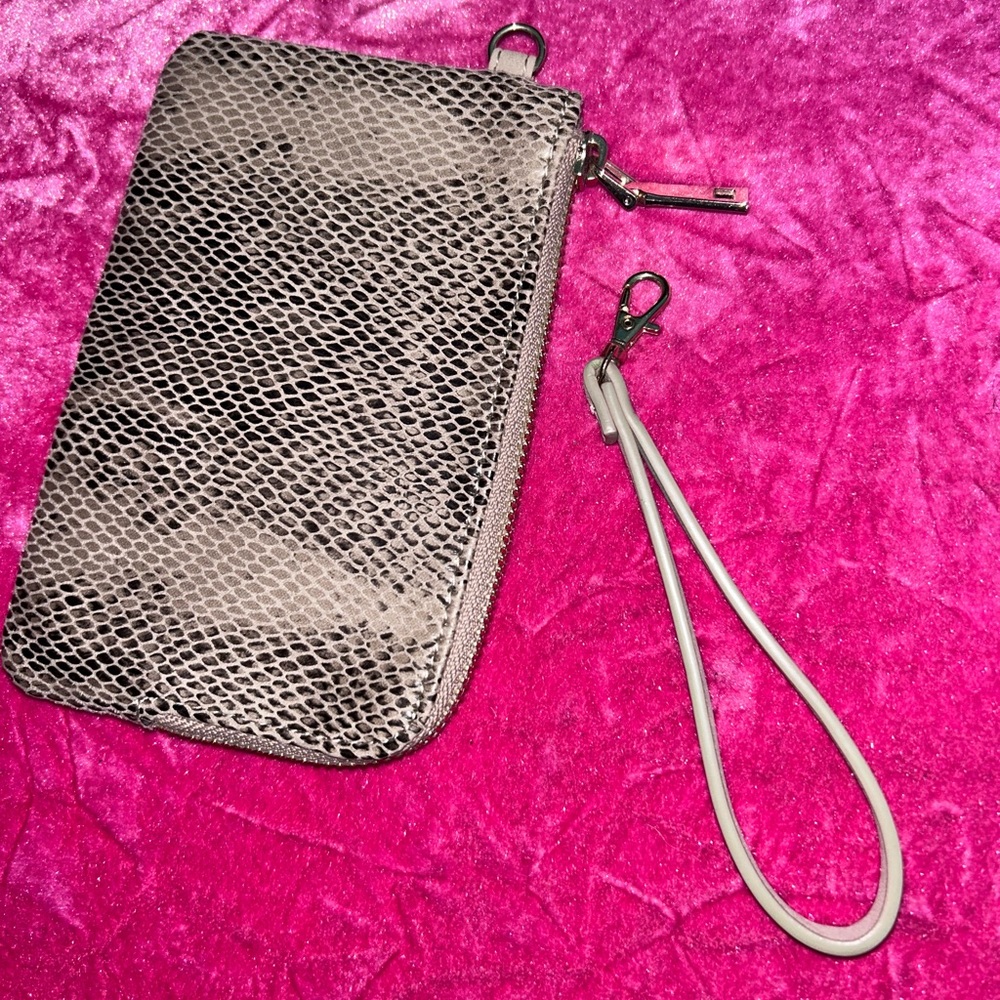 🆕‼️ Old Navy wrist wallet.